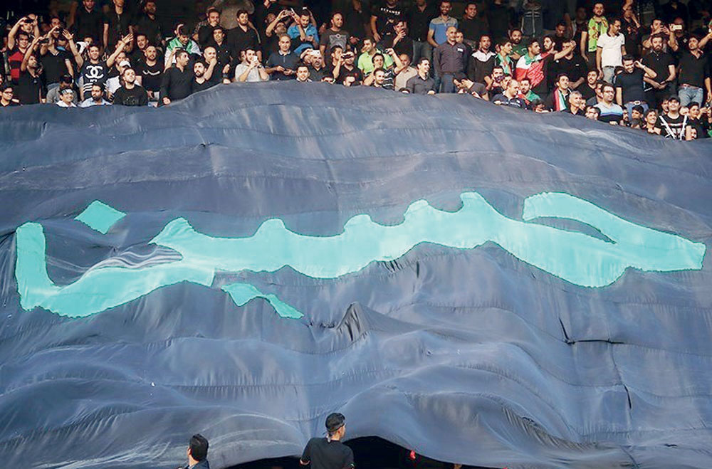 شعارات دينية من الجماهير الإيرانية.