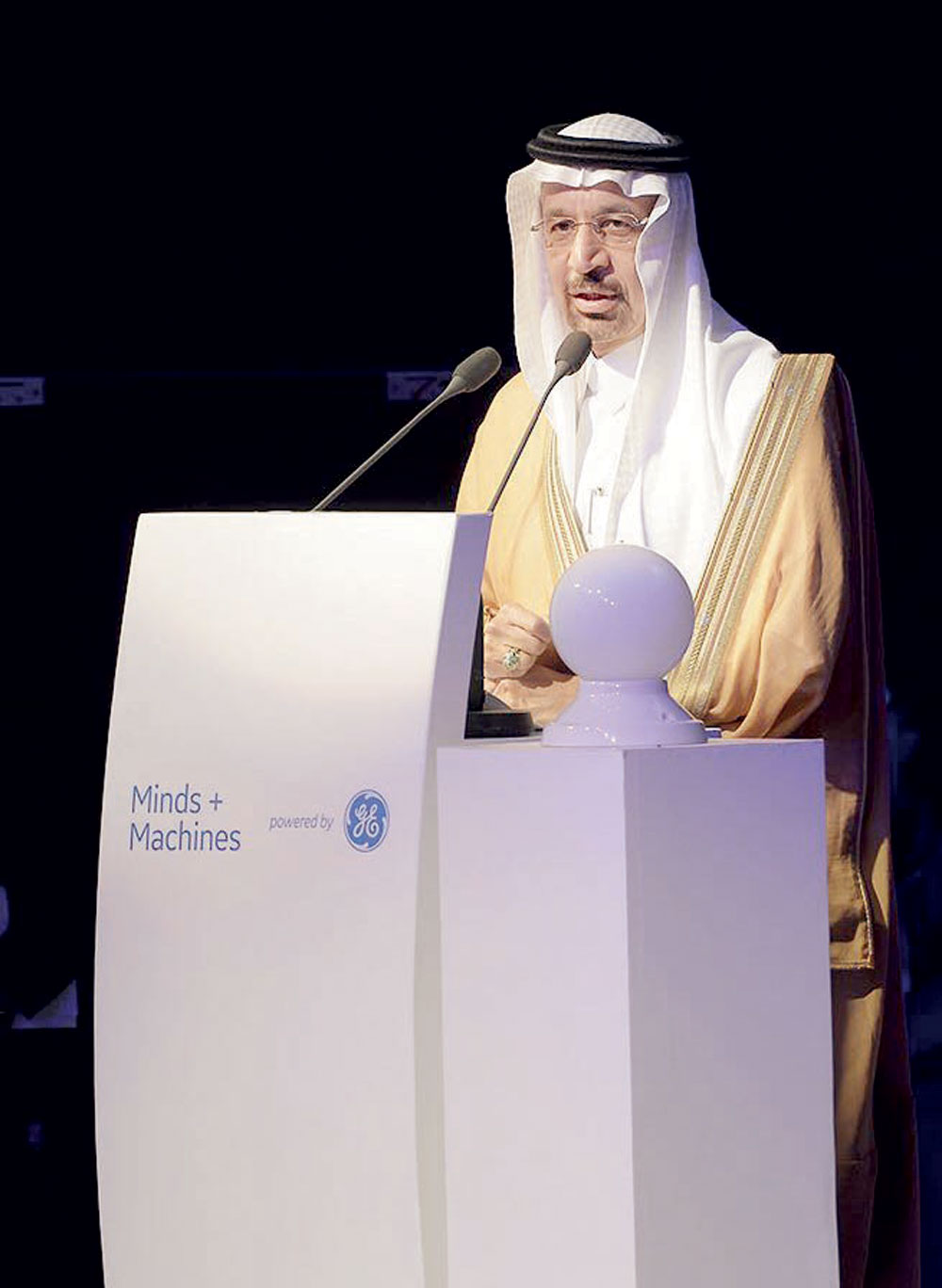 م. الفالح متحدثا خلال مؤتمر عقول وآلات في المملكة العربية السعودية لعام 2016. "الاقتصادية"