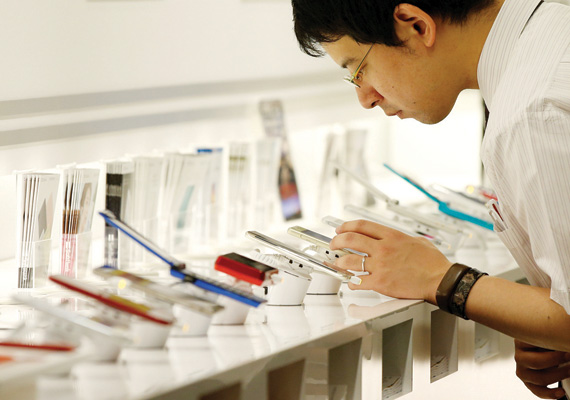 تعد "سوفت بنك" ثالث أكبر شركة مساهمة عامة في اليابان بعد «تويوتا» و«ميتسوبيشي» المالية. "رويترز"