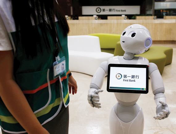 يؤمل أن يصل حجم استثمارات صندوق رؤية «سوفت بنك» إلى 100 مليار دولار خلال خمس سنوات. "رويترز"