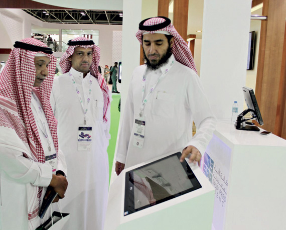 اللواء منصور التركي خلال جولته في جناح وزارة الداخلية في المعرض.«الاقتصادية»