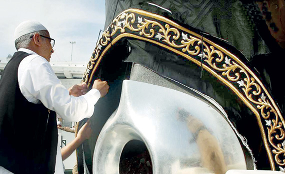 جانب من عملية تركيب المذهبات لثوب الكعبة.					              "واس"