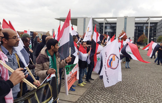 جانب من الوقفة الاحتجاجية التي نظمتها حركة النضال العربي لتحرير الأحواز أمام البرلمان الألماني في العاصمة برلين. "الاقتصادية"