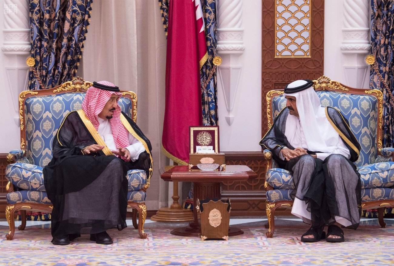 خادم الحرمين يقدم واجب العزاء في وفاة الشيخ خليفة بن حمد آل ثاني