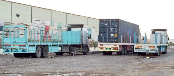 الشاحنات الأجنبية المخالفة تتنافس في نقل الحمولة المغادرة بغض النظر عن السعر.