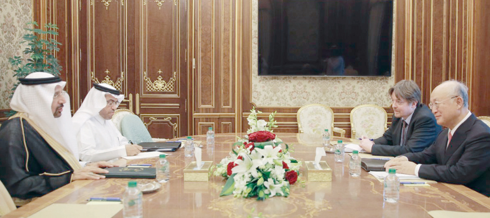 م. الفالح خلال مباحثاته مع المدير العام للوكالة الدولية للطاقة الذرية في الرياض، أمس. "واس"