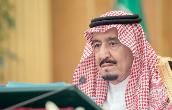 الملك سلمان خلال الجلسة. 