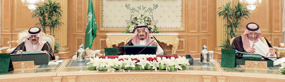 خادم الحرمين خلال ترؤسه جلسة مجلس الوزراء أمس في قصر اليمامة بالرياض. "واس"