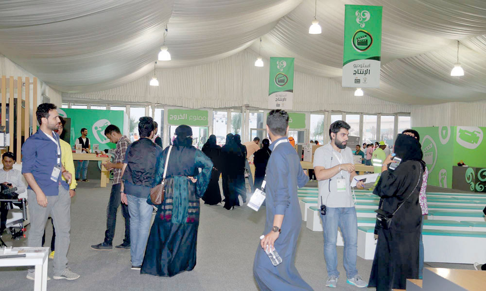 حركت الفعاليات شغف الزائرين للمهرجان في يومه الأول نحو الإبداع في المجال الفني. تصوير غازي مهدي - "الاقتصادية"