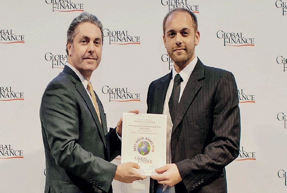 جانب من تسليم البنك الجائزة.