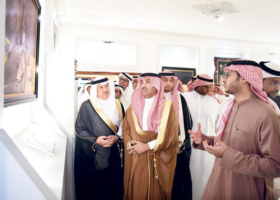 وكيل إمارة المدينة المنورة خلال تدشين معرض كلاسيكيات في الجمعية العربية للثقافة والفنون أخيرا. "الاقتصادية"