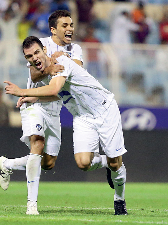 ليو يحتفل مع إدواردو بهدفه القاتل.
تصوير: سعد العنزي - "الاقتصادية".