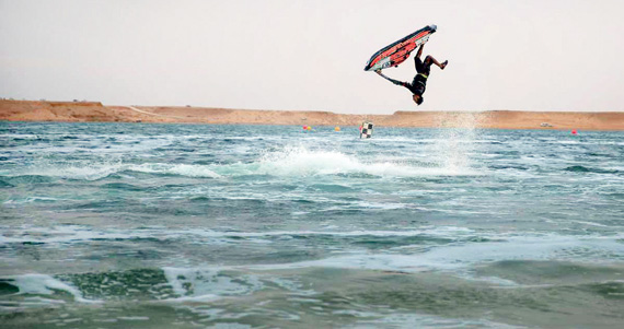 تشهد البحيرة سنويًا سباقا للدراجات البحرية.