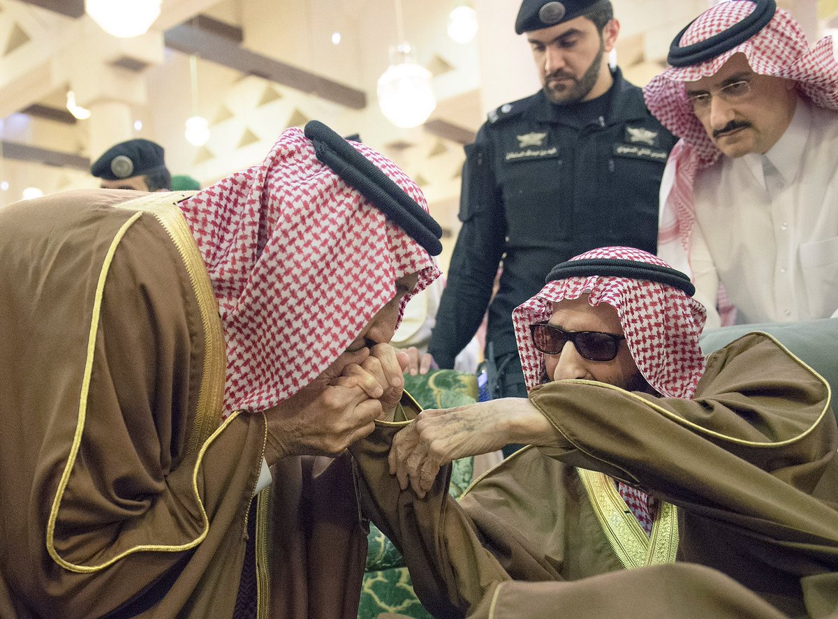 الملك يؤدي صلاة الميت على الأمير تركي بن عبدالعزيز