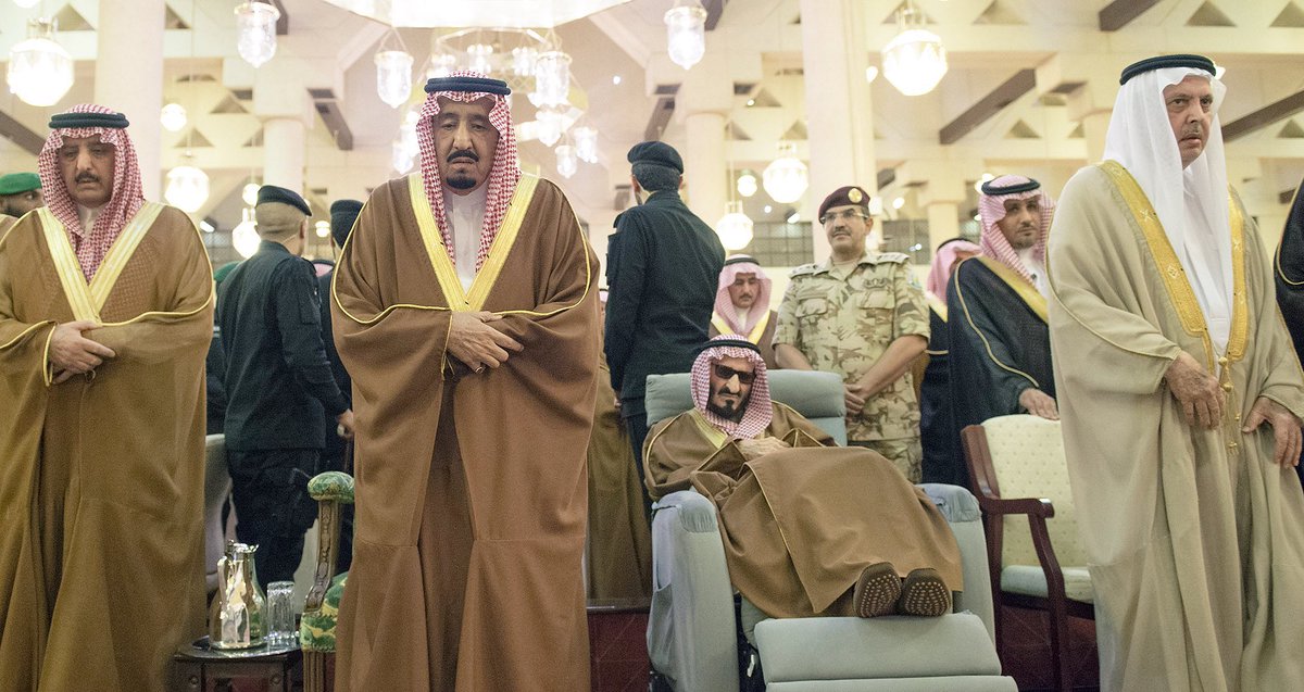 الملك يؤدي صلاة الميت على الأمير تركي بن عبدالعزيز