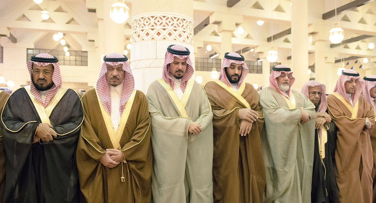 الملك يؤدي صلاة الميت على الأمير تركي بن عبدالعزيز