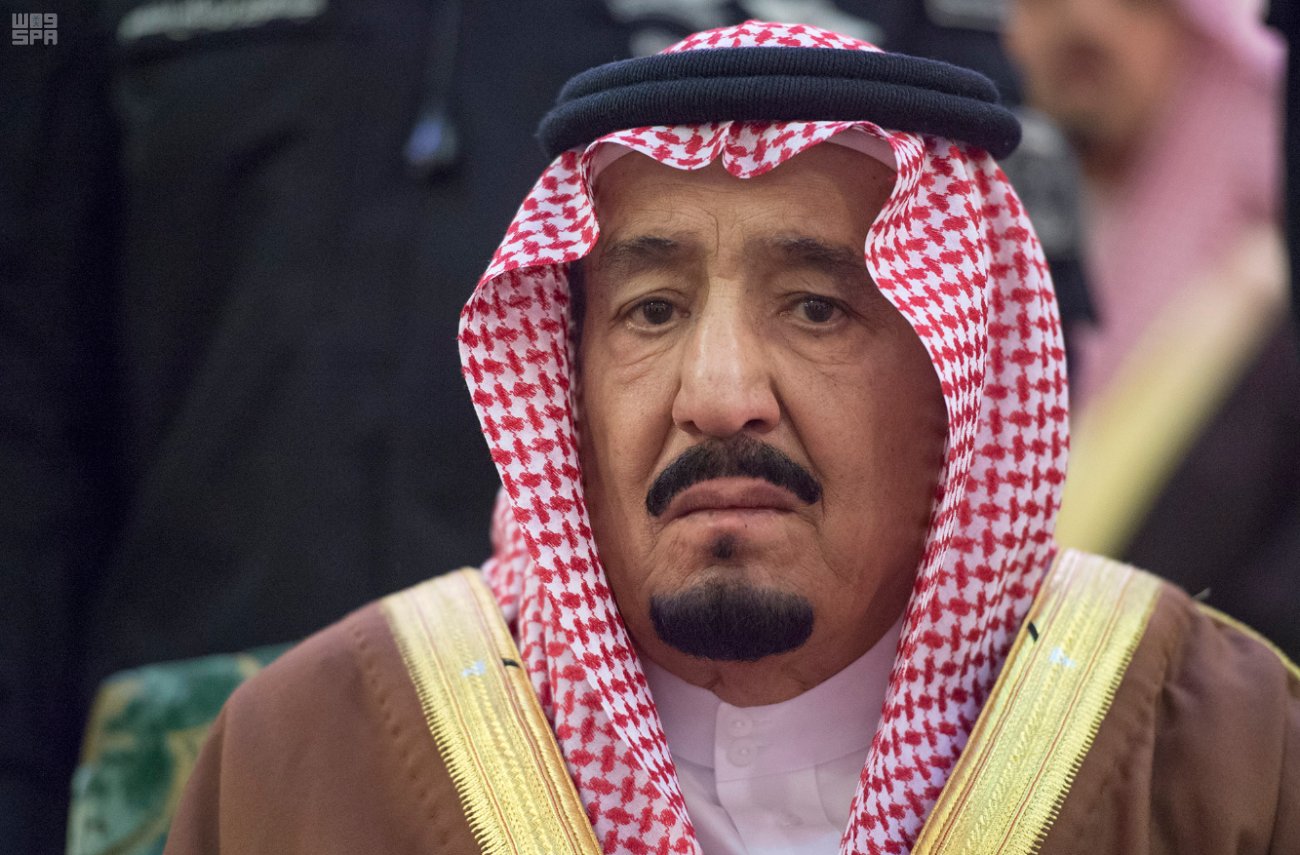 الملك يؤدي صلاة الميت على الأمير تركي بن عبدالعزيز