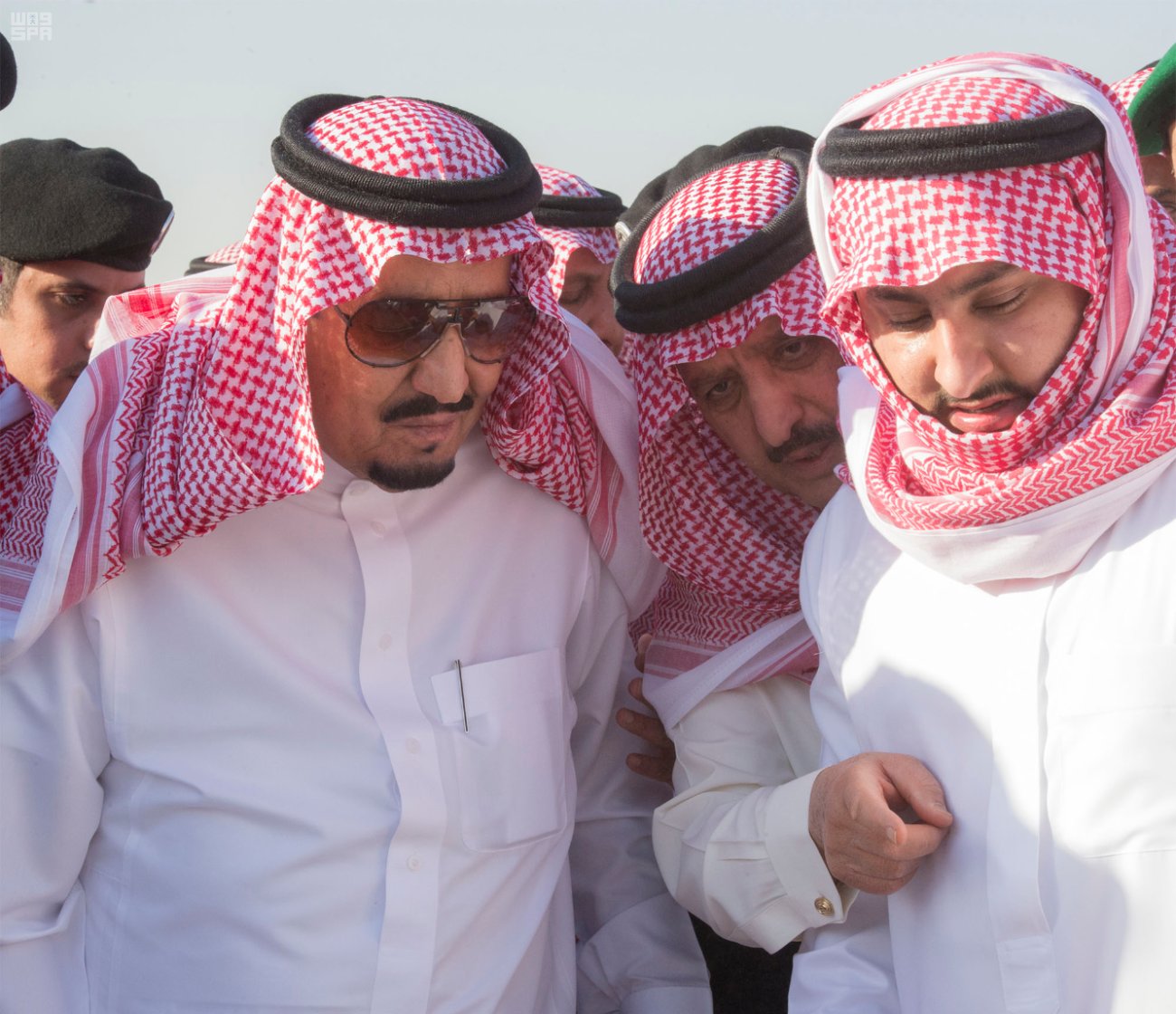 الملك يؤدي صلاة الميت على الأمير تركي بن عبدالعزيز