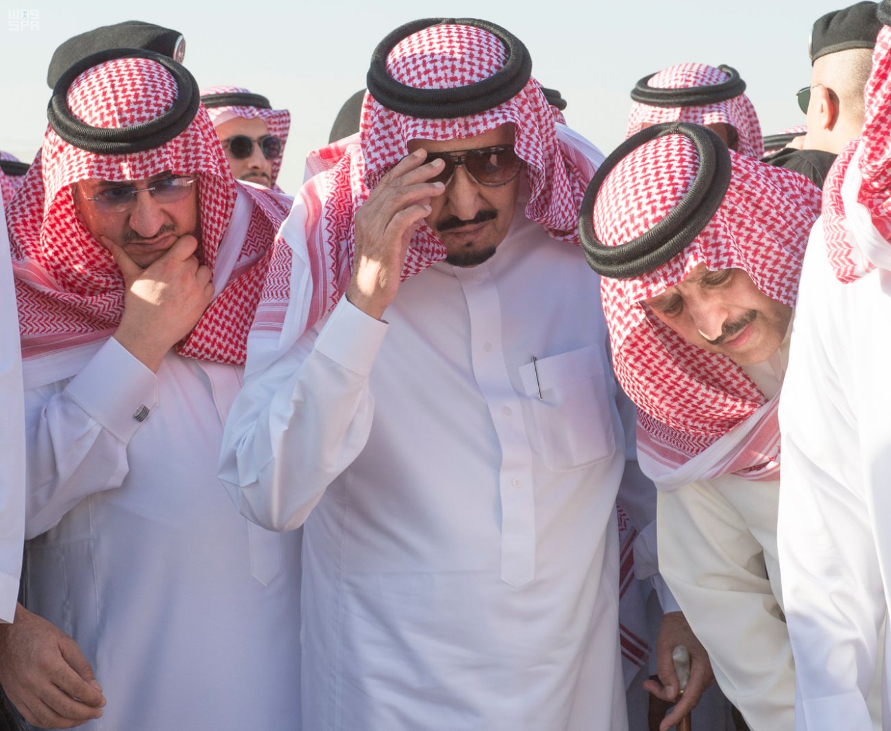 الملك يؤدي صلاة الميت على الأمير تركي بن عبدالعزيز