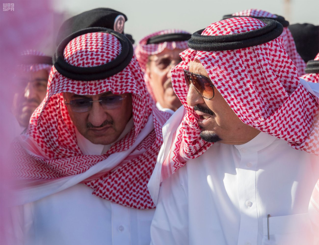 الملك يؤدي صلاة الميت على الأمير تركي بن عبدالعزيز