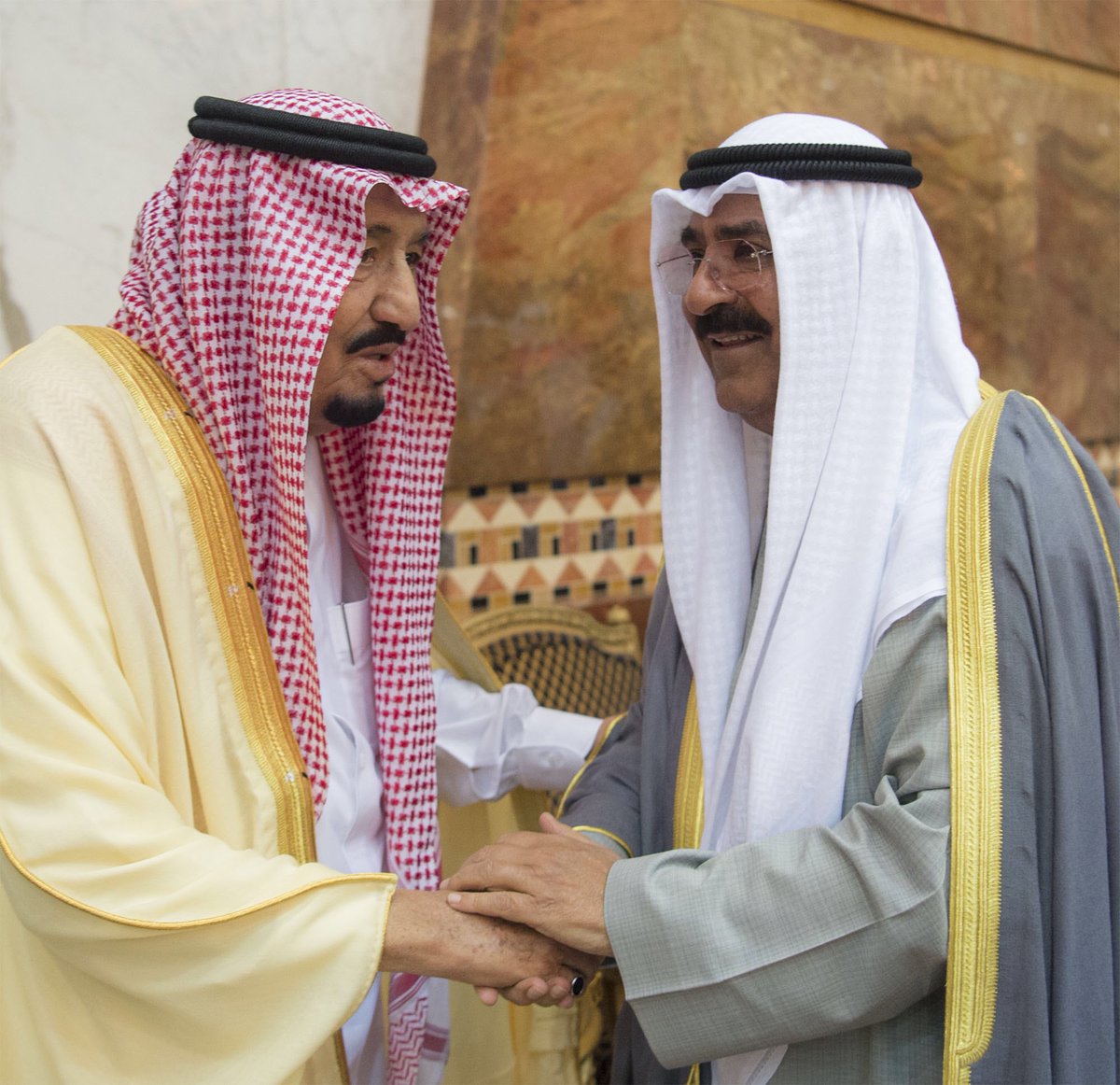 الملك يستقبل المعزين في وفاة الأمير تركي بن عبدالعزيز