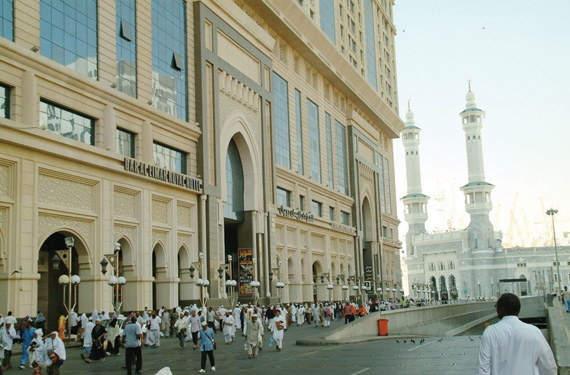 تراجعت أسعار الحجوزات في مكة المكرمة من 1500 إلى 650 ريـالا في الفنادق المميزة. "الاقتصادية"