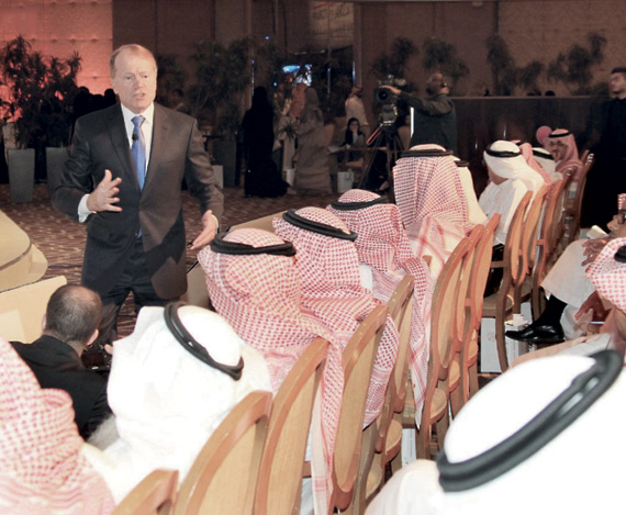 جون تشامبرز المدير التنفيذي لشركة سيسكو سيستيمز في حديث مع الحضور.