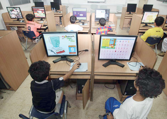 يوصي المختصون بأهمية مراقبة الأسرة المواقع التي يدخل عليها الأطفال."الاقتصادية"