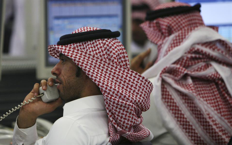 "العمل" تتفاعل مع 870 بلاغاً عبر تطبيق معاً للرصد.. ومنح المبلغ 10% من قيمة المخالفة