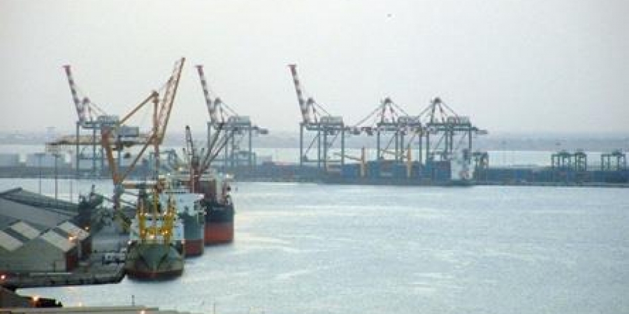 مسؤول حكومي يمني يؤكد احتجاز الإنقلابيين لسفن إغاثة في موانئ تسيطر عليها في غرب البلاد