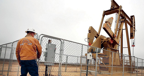 ارتفاع أسعار النفط في ختام الأسبوع الماضي، يأتي على الرغم من ارتفاع الدولار إلى أعلى مستوياته في 14 عاما.