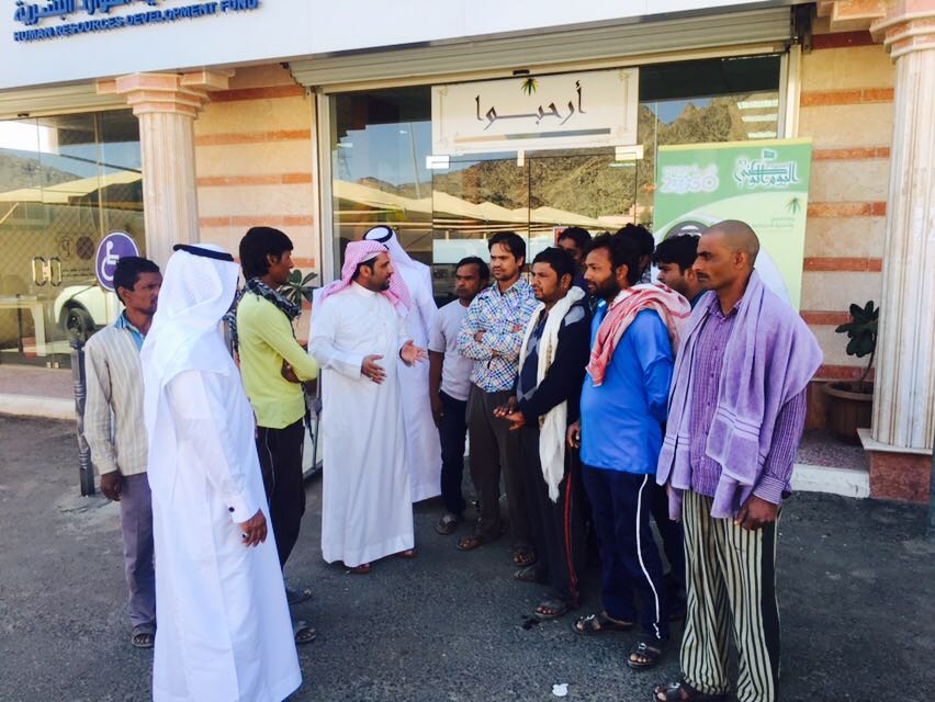 "العمل والتنمية الاجتماعية" تلزم شركة مقاولات في نجران بدفع أجور عامليها المتأخرة