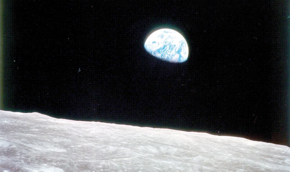 صورة تظهر لقطة التقطت لكوكب الأرض من سطح القمر.«روسيا اليوم»