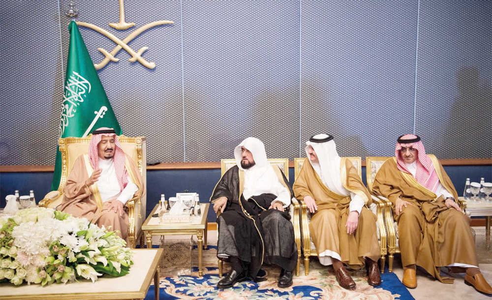 خادم الحرمين لدى وصوله المنطقة الشرقية، ويبدو الأمير سعود بن نايف أمير المنطقة الشرقية وولي العهد الأمير محمد بن نايف."واس"