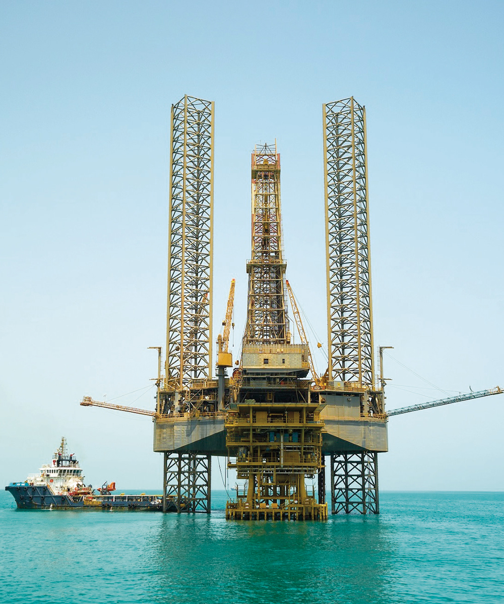 جهاز حفر في إحدى منصات الحفر في منيفة."الاقتصادية"