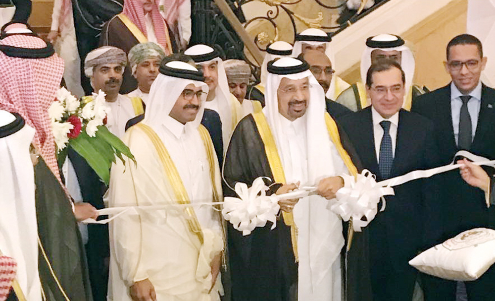 وزير الطاقة مفتتحا المعرض.