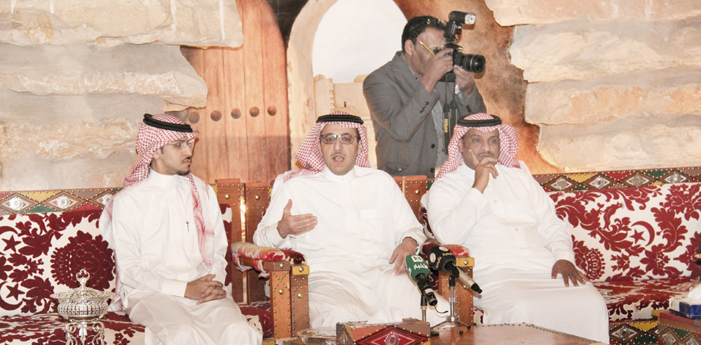 بندر المهنا وعدد من الإعلاميين خلال اللقاء.