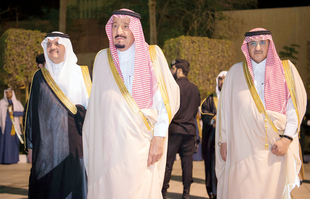 خادم الحرمين خلال تشريفه البارحة حفل الاستقبال بإمارة المنطقة الشرقية في الدمام، ويبدو الأمير سعود بن نايف والأمير محمد بن نايف. تصوير: بندر الجلعود - «الاقتصادية»