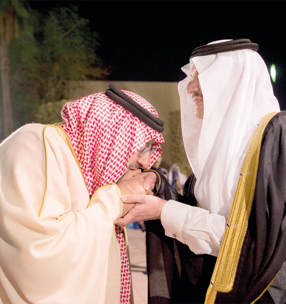 ولي العهد مقبلا يد أمير الشرقية.