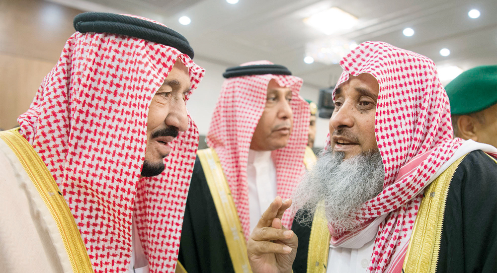 ..وهنا متحدثا لأحد الحضور.