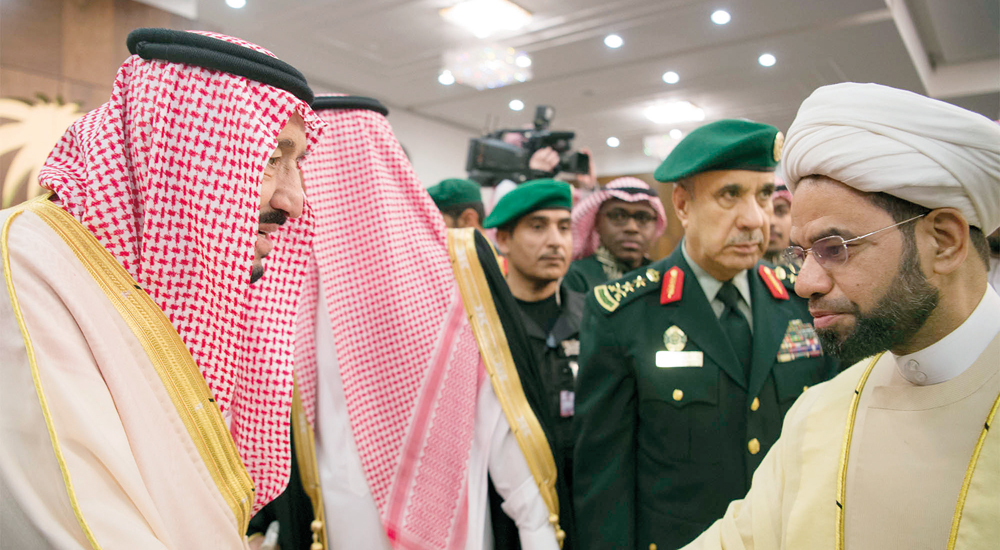 خادم الحرمين مصافحا أحد مستقبليه.