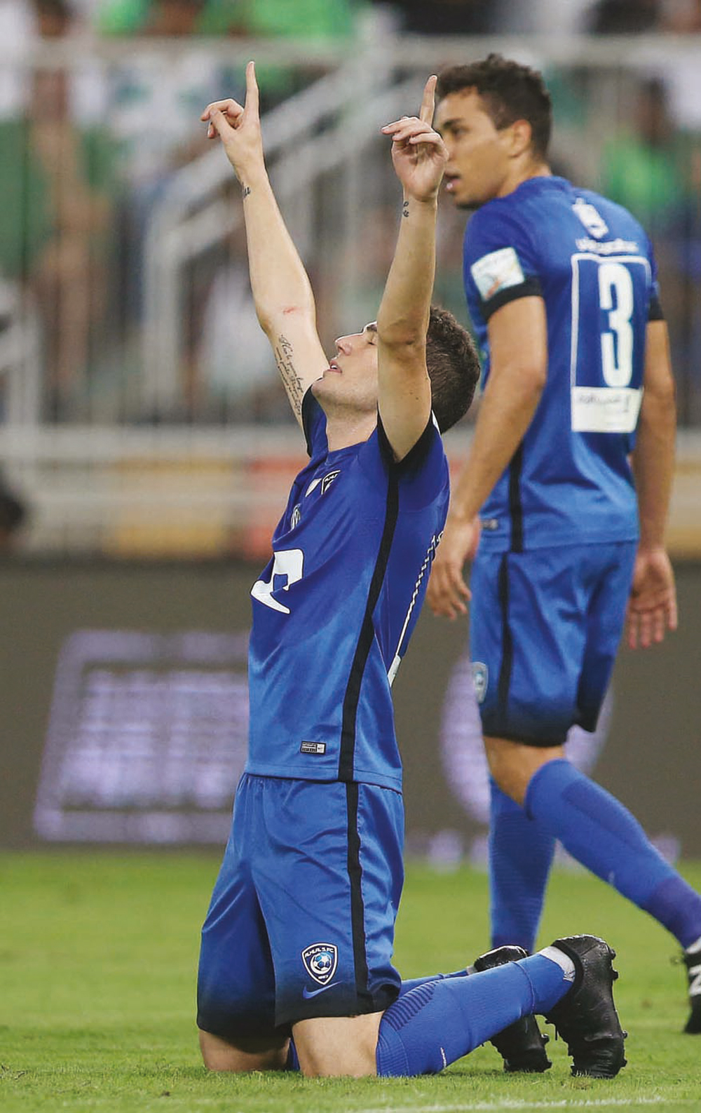 ليو فرحا بهدفه في الأهلي وإدواردو يراقبها. تصوير: محمد المانع ـ «الاقتصادية»