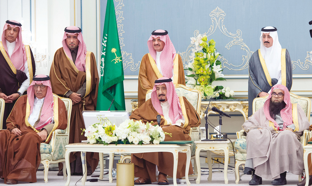 خادم الحرمين خلال حفل تدشين ووضع حجر الأساس لعدد من مشروعات وزارة الإسكان في الأحساء أمس. تصوير: بندر الجلعود - "الاقتصادية"