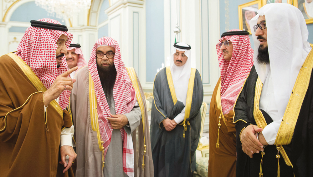 الملك سلمان أثناء حفل التدشين، ويبدو ولي العهد.