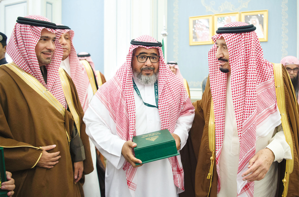 خادم الحرمين أثناء تسليمه أحد المواطنين مفاتيح مسكنه الجديد.