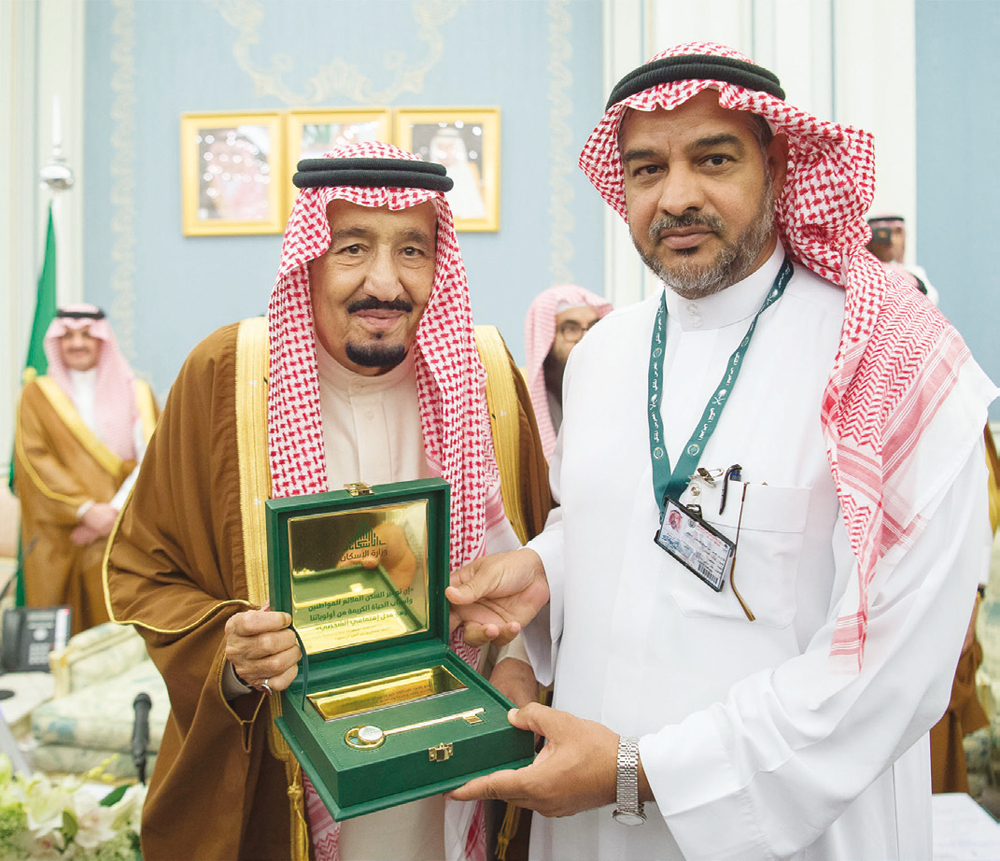 ..وهنا يسلم آخر مفاتيح مسكنه الجديد.