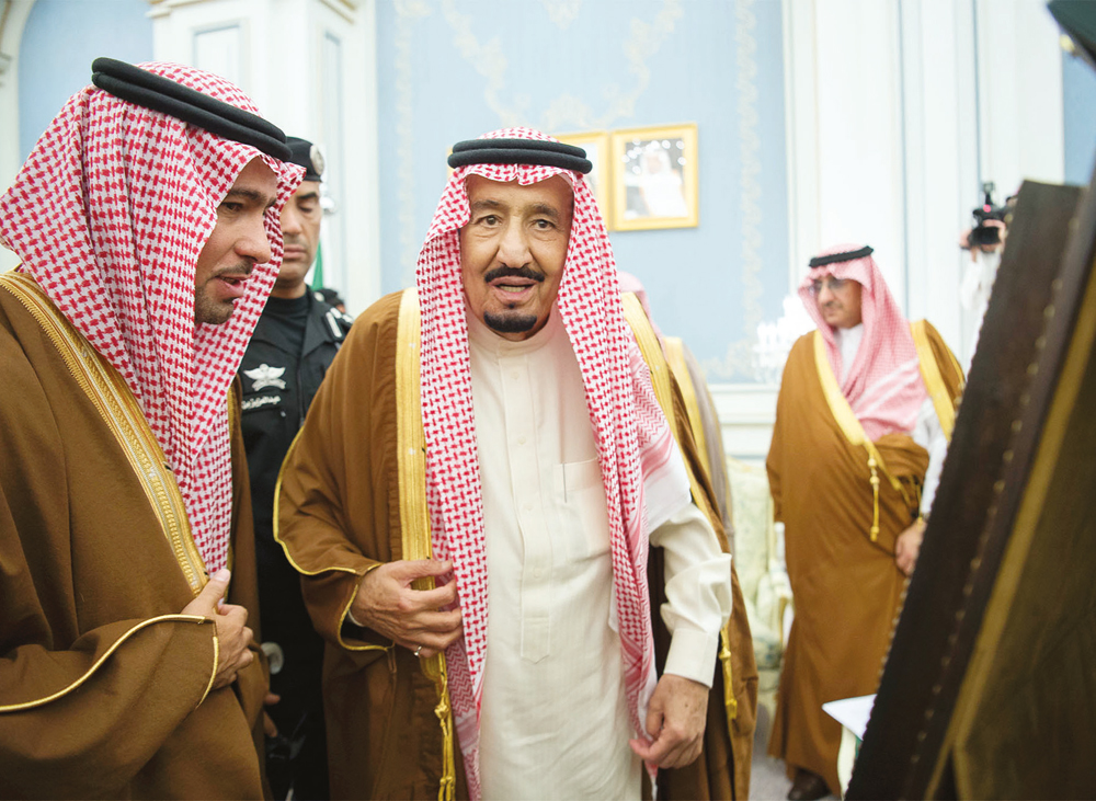 الملك خلال حفل التدشين في قصر هجر في الأحساء أمس.