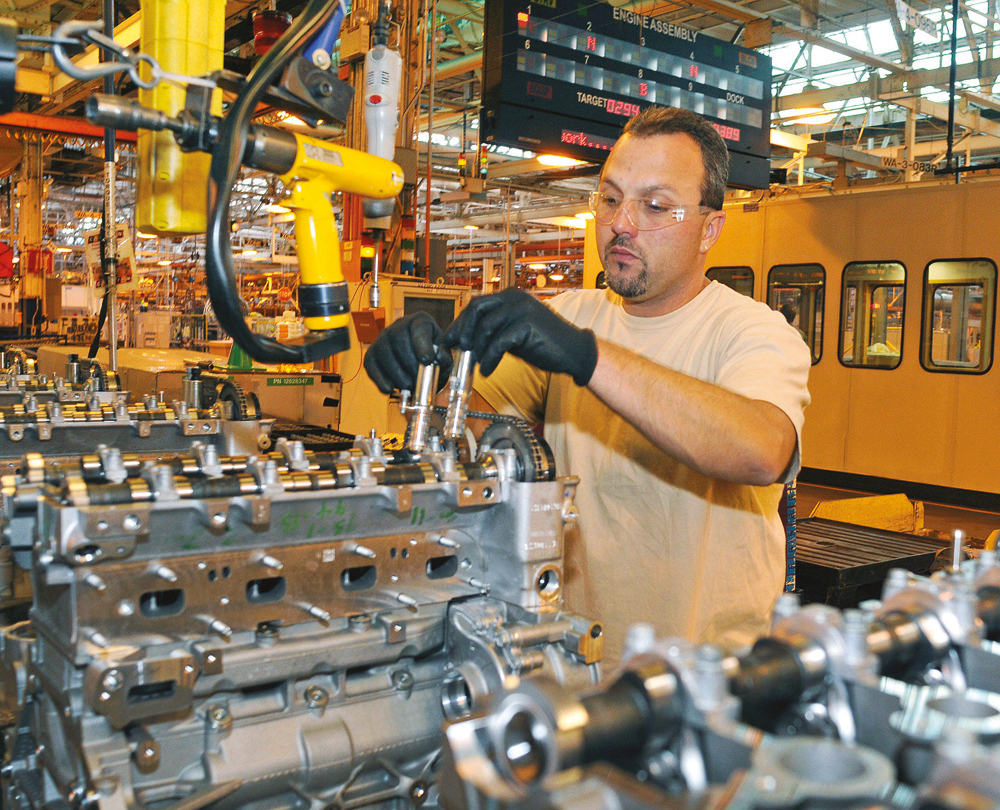 فني في مصنع محركات جنرال موتورز في توناواندا، القريب من شلالات نياجارا، الذي تولت فيه الروبوتات أعمالا عديدة كان يؤديها البشر.