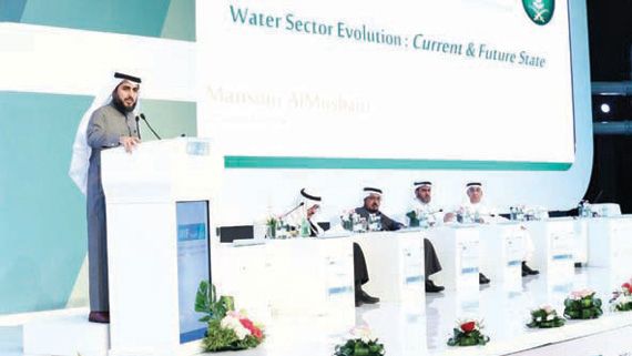 جانب من أعمال ملتقى الاستثمار في المياه المنعقد في الرياض، أمس. "الاقتصادية"