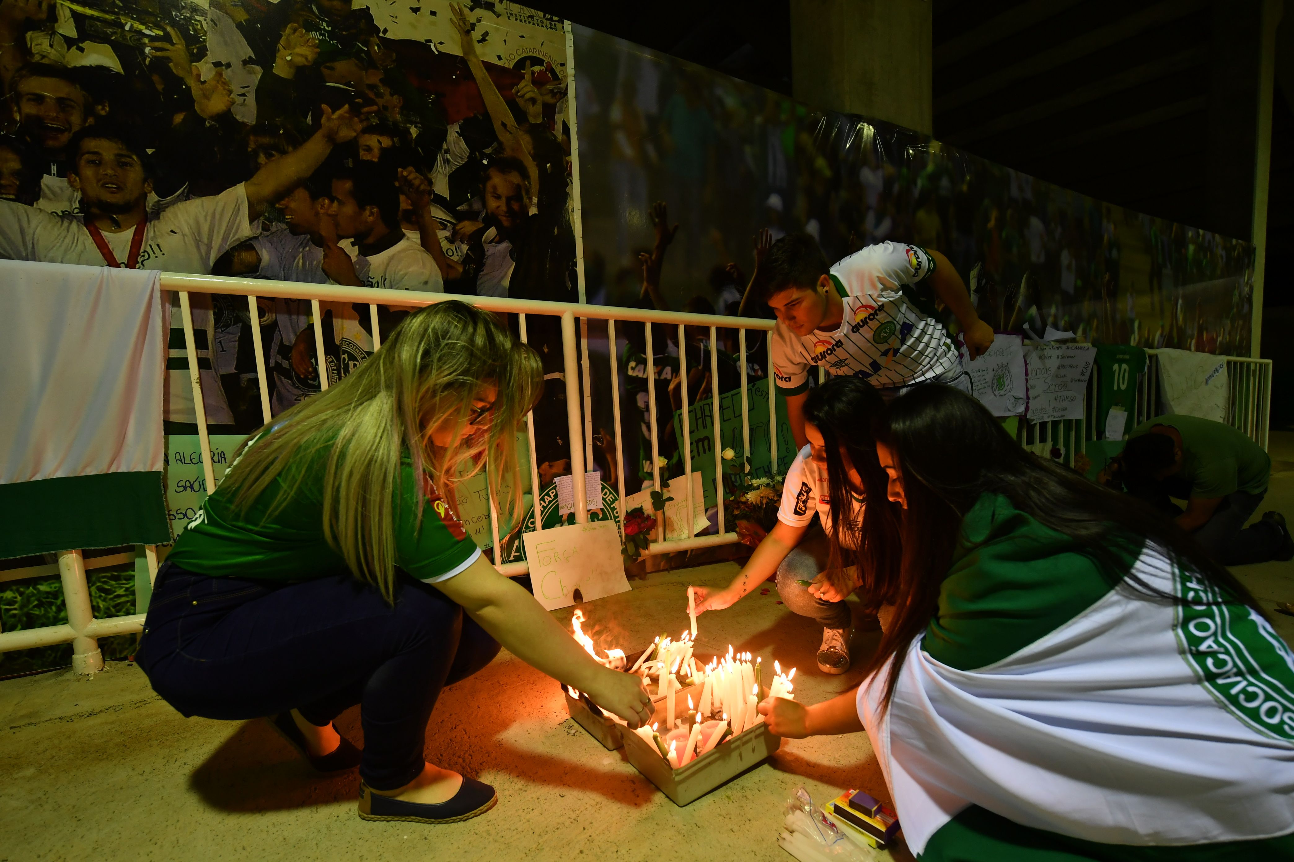 بلدة برازيلية تبكي فقدان أرواح فريق لكرة القدم منحها المجد